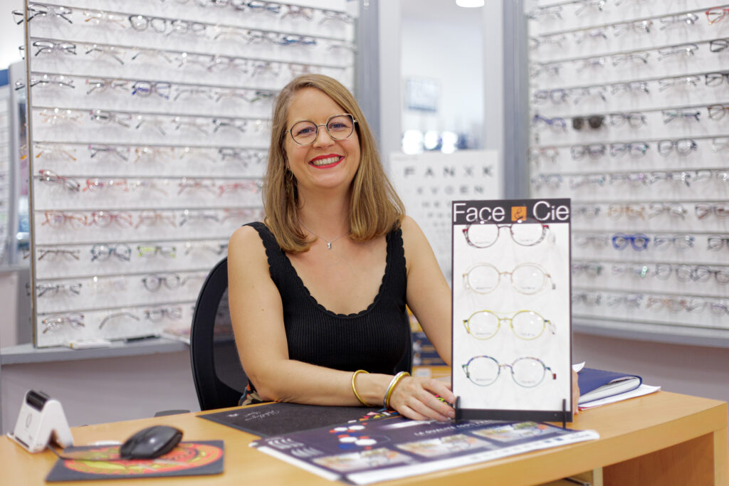 lunettes anti lumière bleue, opticien Perpignan, achat lunettes, lunettes pour ordinateur, protection yeux écran, Optique Saint Martin, Pyrénées-Orientales, fatigue visuelle, verres anti lumière bleue, lunettes contre lumière bleue 66